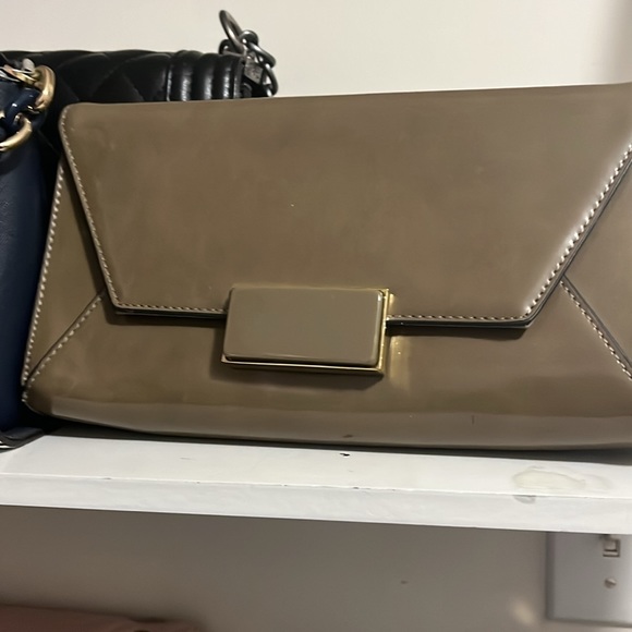 The limited Handbag comes with a clutch - Picture 3 of 4